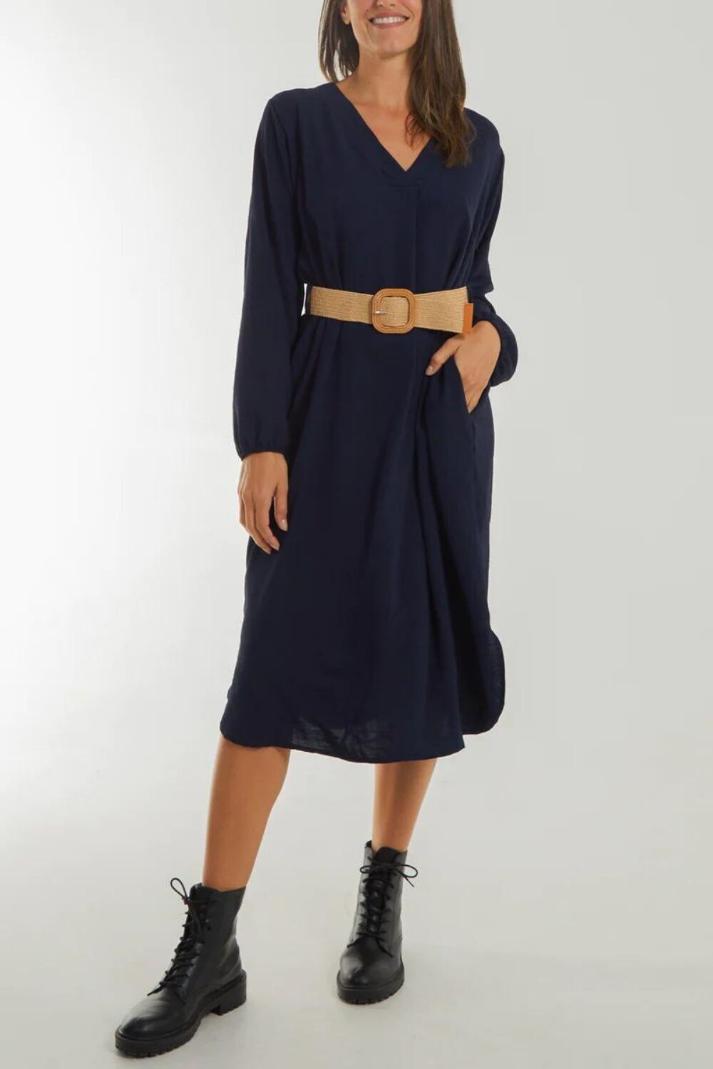 Robe midi coupe ample à manches longues et col en V avec ceinture assortie en bleu marine