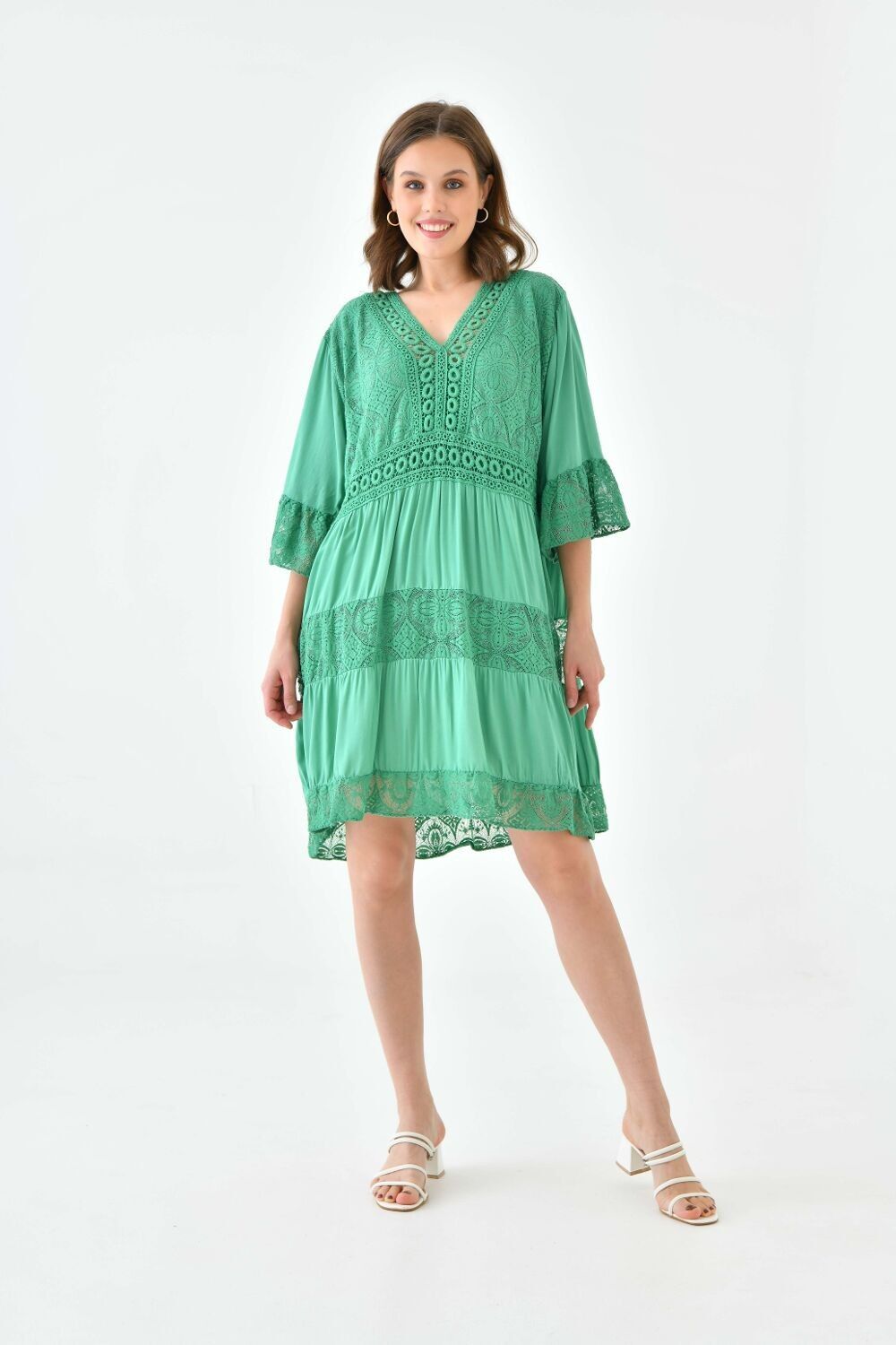 Mini-robe surdimensionnée à manches 3/4 et col en V détaillé en dentelle en vert