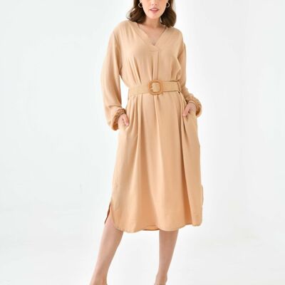 Vestido midi extragrande de manga larga con cuello en V y cinturón a juego en beige