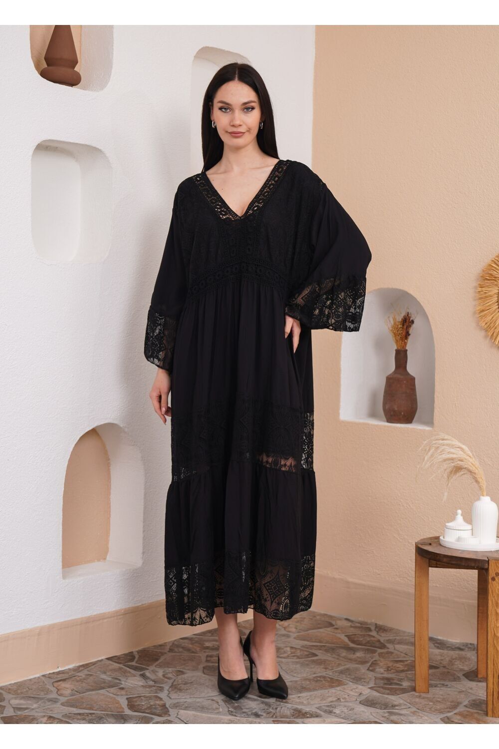 Robe longue coupe décontractée à manches 3/4 et col en V détaillé en dentelle en noir