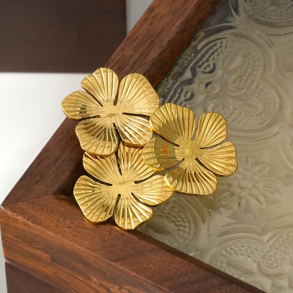 Spilla dorata con tre fiori