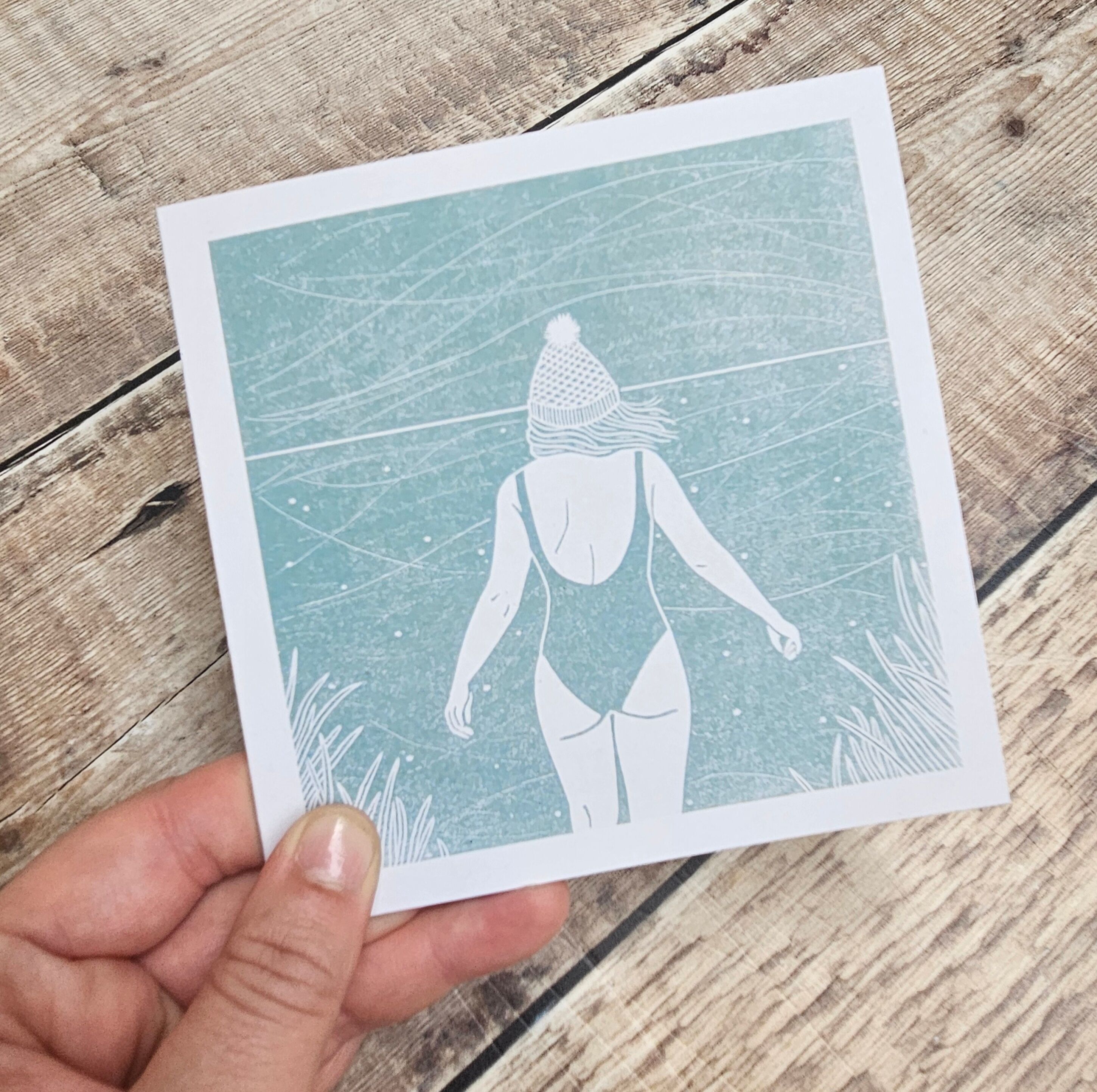 Braced - Blanko-Grußkarte mit einer Frau, die sich auf ein Bad in kaltem Wasser vorbereitet