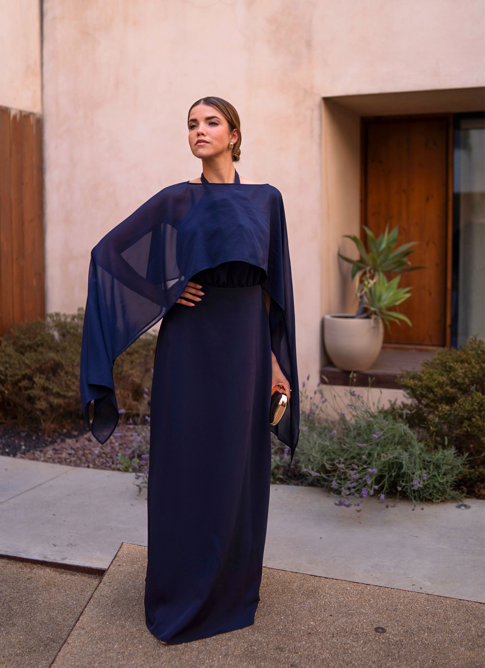 ABITO LUNGO BLU NAVY CON SCHIENA SENZA MANICA E MANTELLA