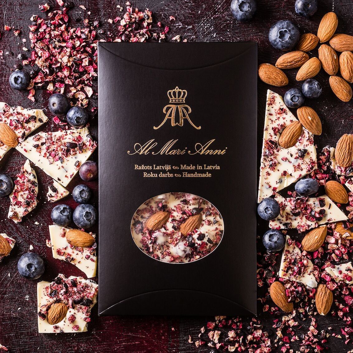 Barra de chocolate blanco con arándanos, grosellas negras y almendras