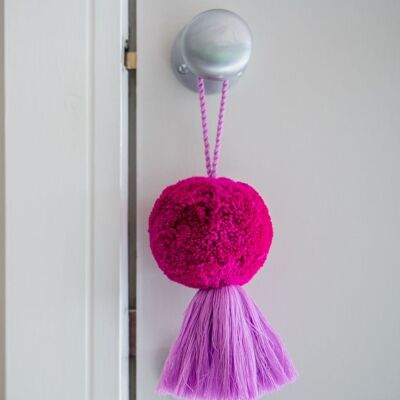 Pom Pom magenta y botín de borlas