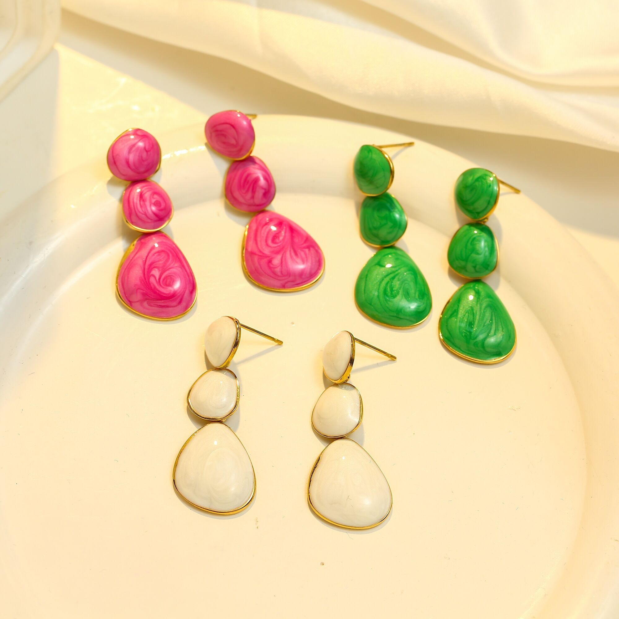 Orecchini pendenti smaltati con rosa dorata