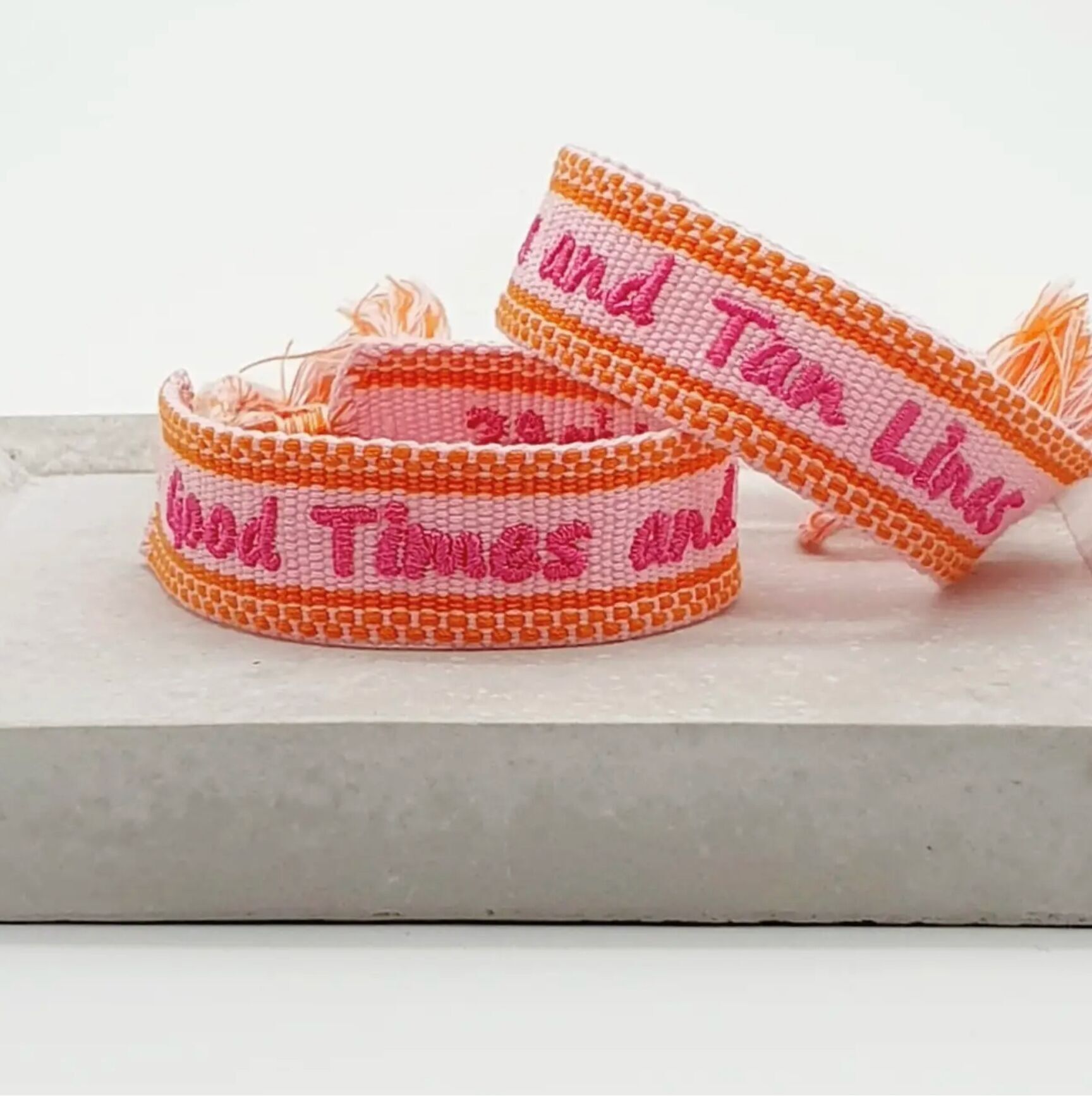 GOOD TIMES AND TAN LINES braccialetto di dichiarazione intrecciato, ricamato rosa arancione rosa