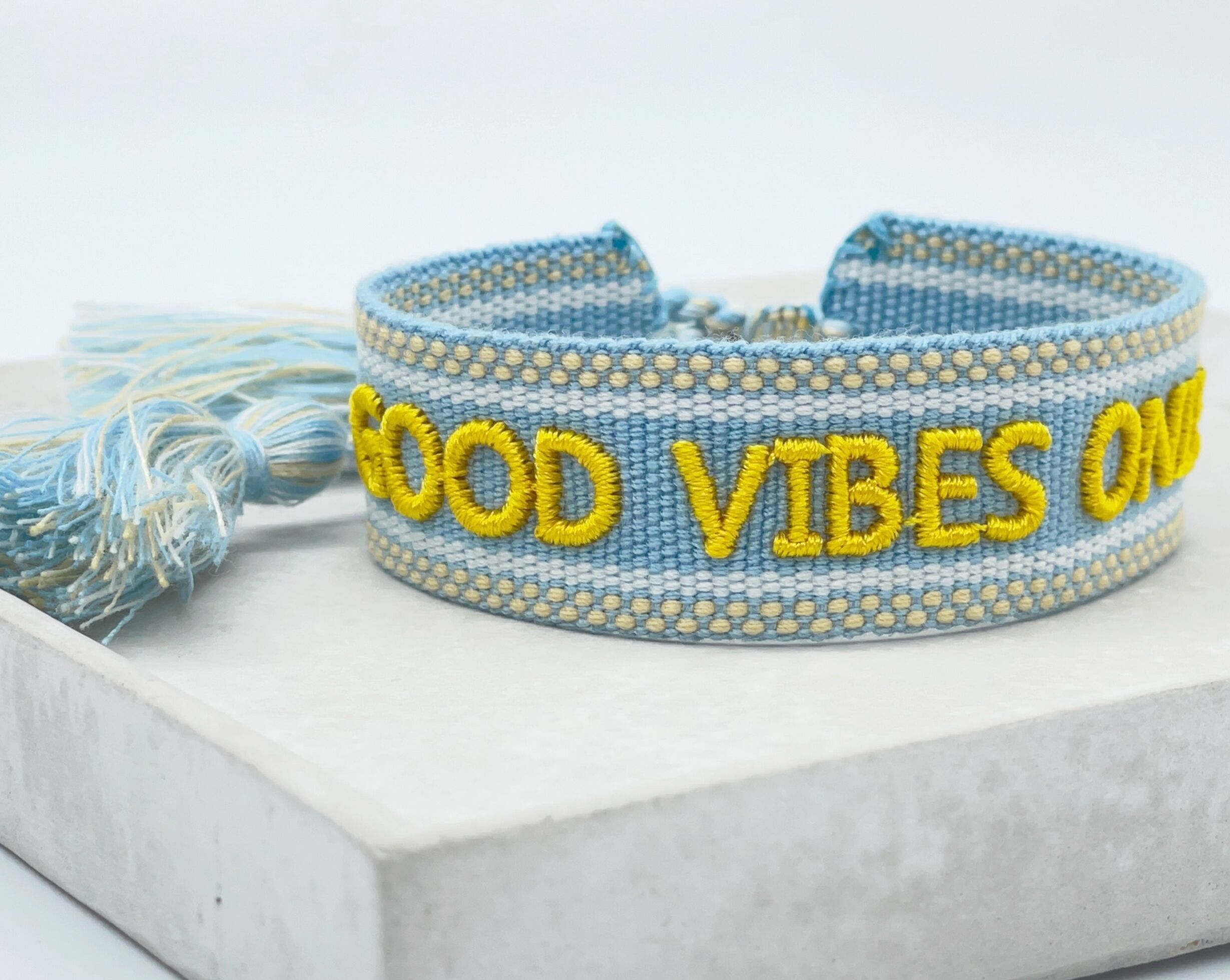 Bracciale di tendenza GOOD VIBES intrecciato, ricamato in azzurro giallo