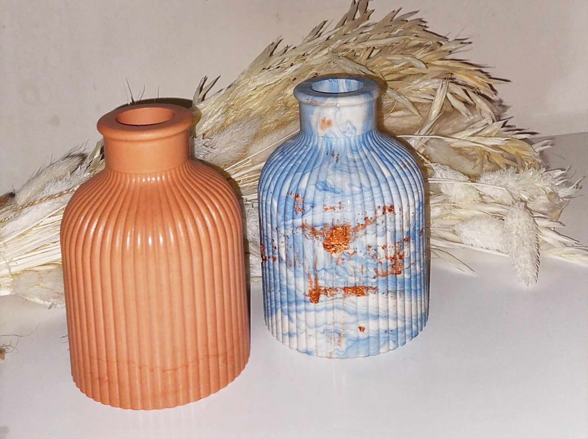 Vaso 'Élisée' in jesmonite, pensato per valorizzare i fiori secchi.