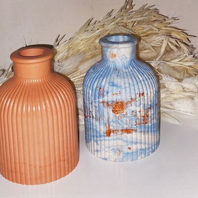 Vaso 'Élisée' in jesmonite, pensato per valorizzare i fiori secchi.