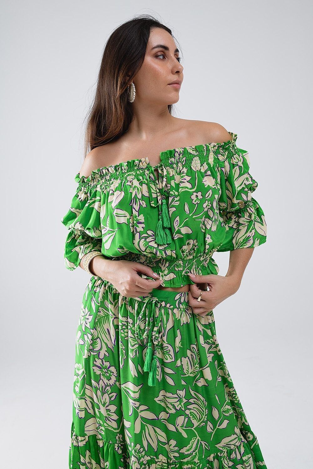 Top verde con hombros descubiertos e cintura elastica con stampa floreale