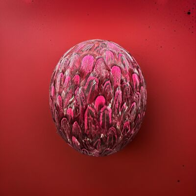 Uovo rifinito con piume di fagiano selvatico di colore rosa