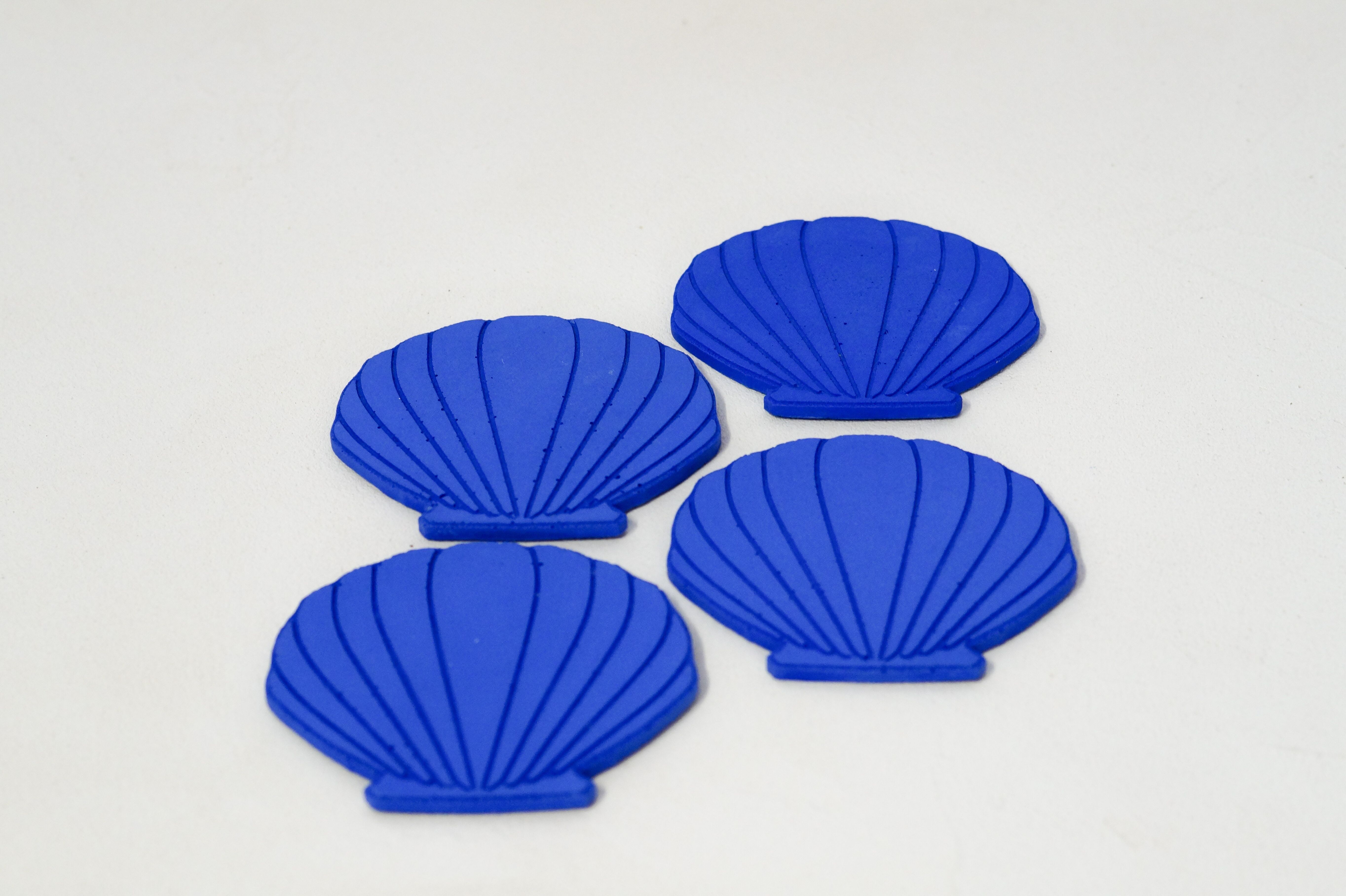 Unter blauem Muschelglas