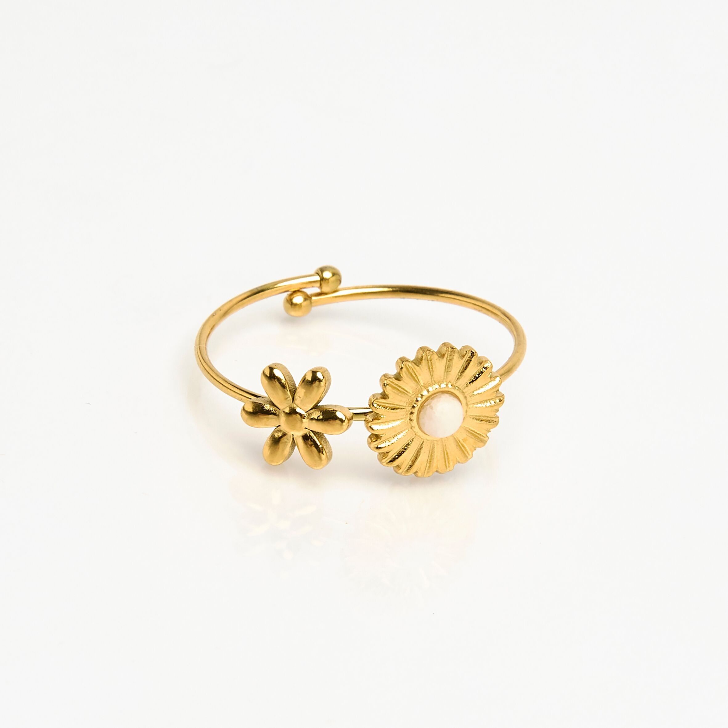 Anillo en acero dorado flores, piedra luna, ajustable