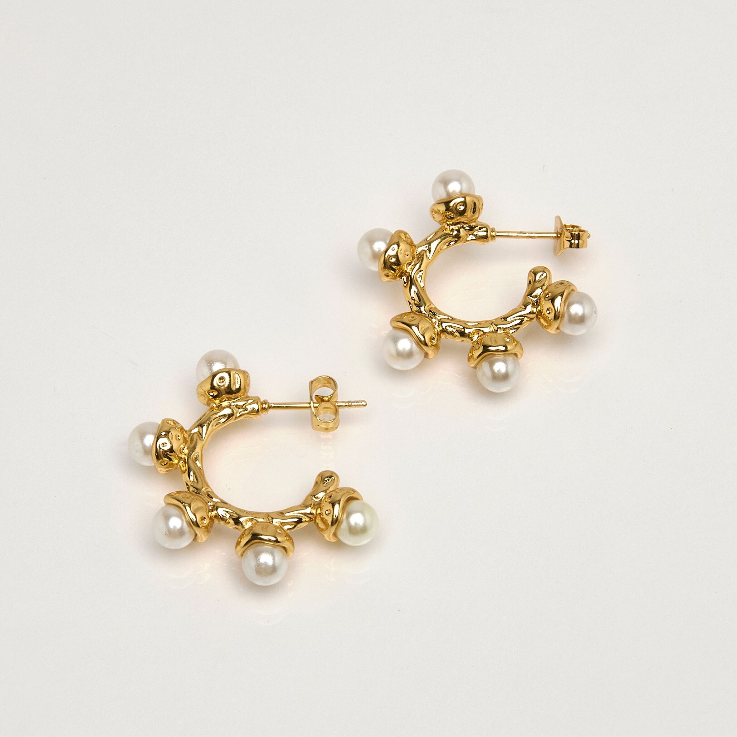 piccoli orecchini a cerchio grezzi, perle luminose nello stile delle perle morbide