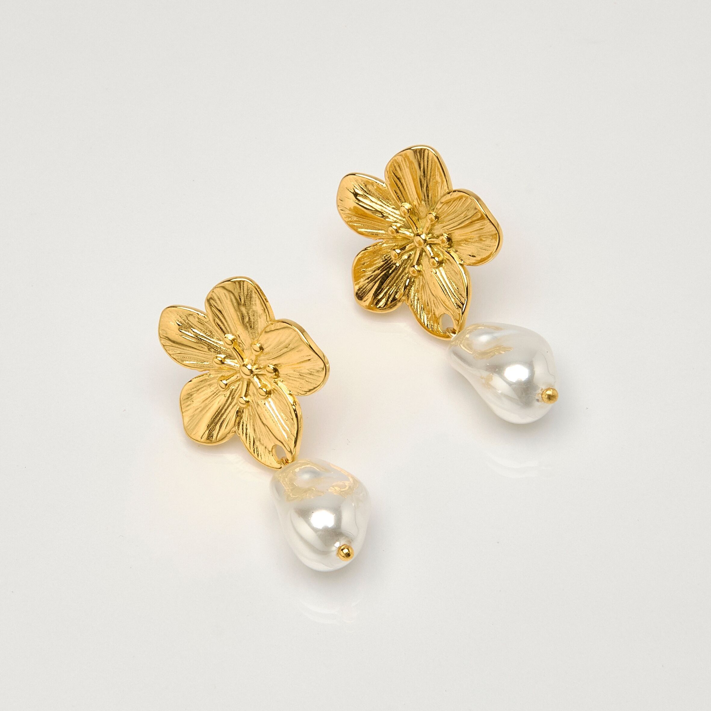 orecchini a fiori, perle luminose come perle morbide