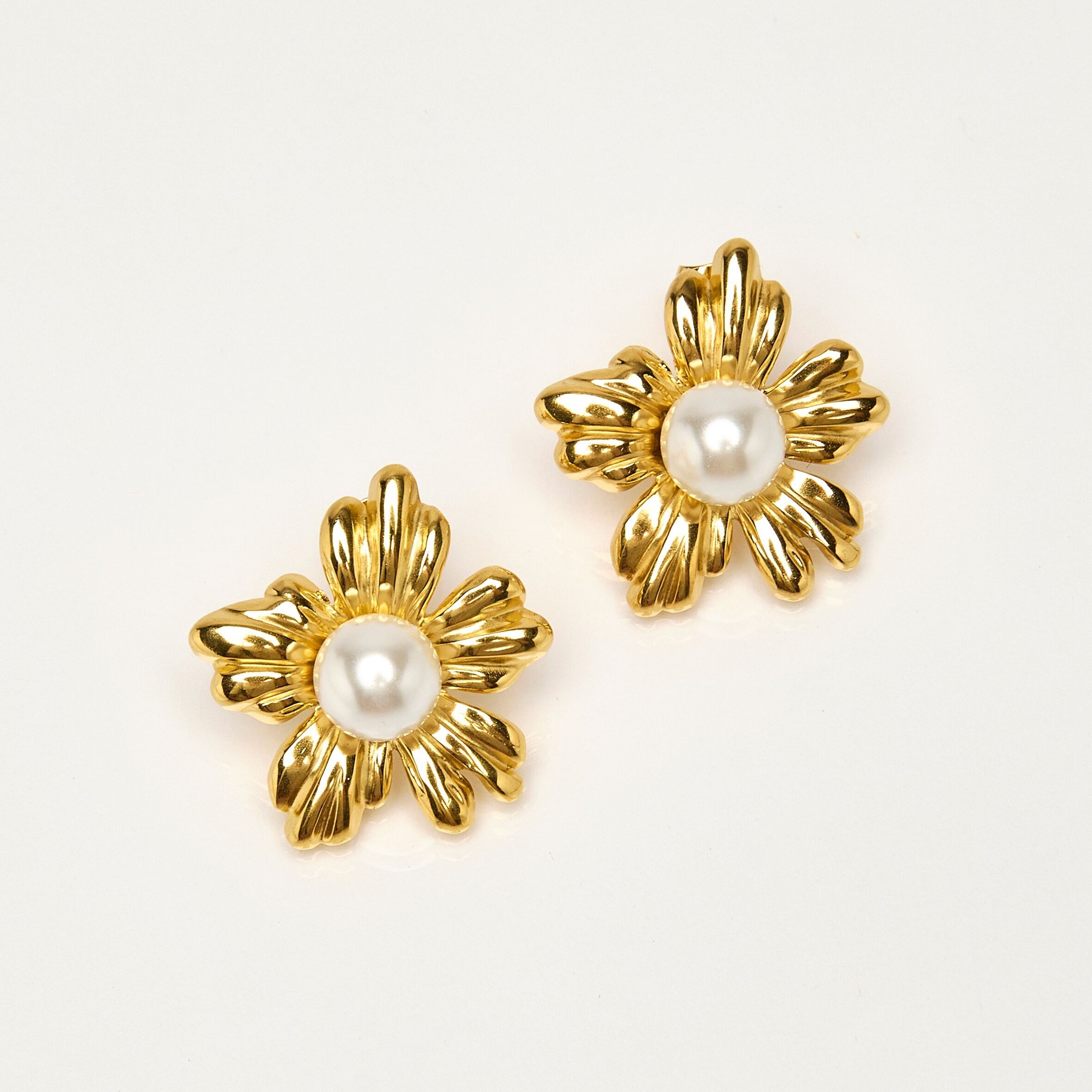 orecchini con scaglie di fiori, perle luminose come perle morbide