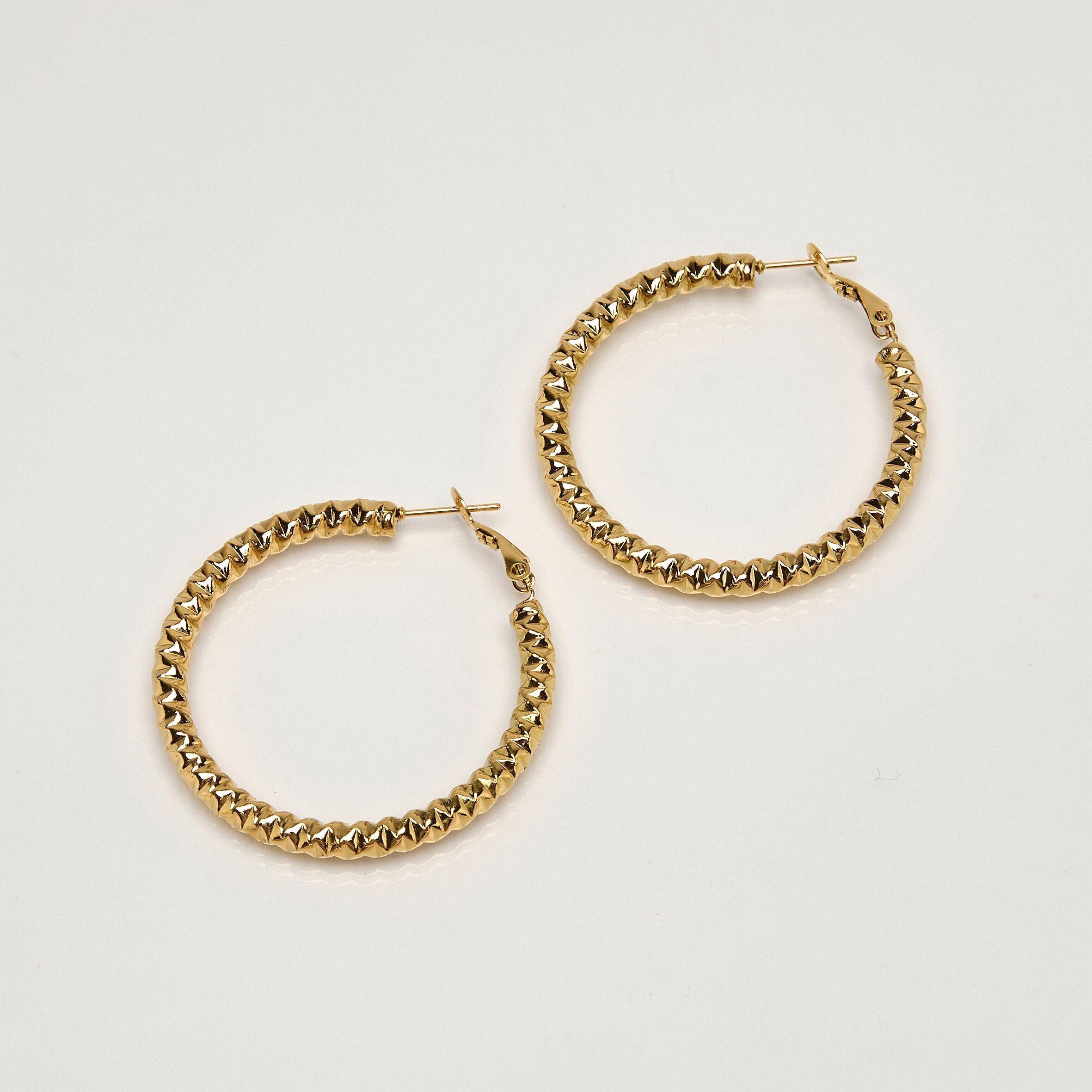 orecchini a cerchio in acciaio inossidabile dorato stile martellato.