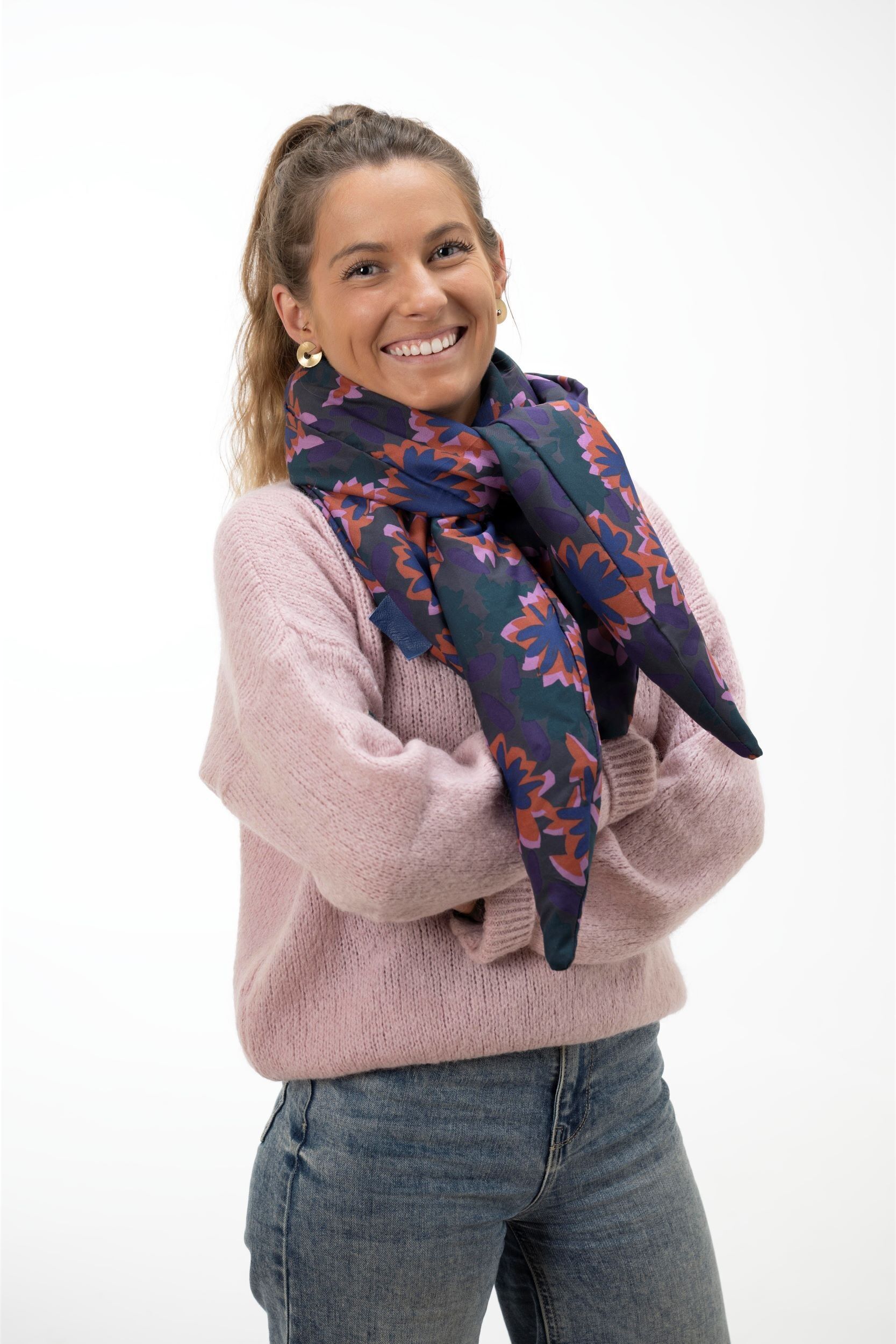 FOULARD NOIR FLEURS DUVET DE CANARD