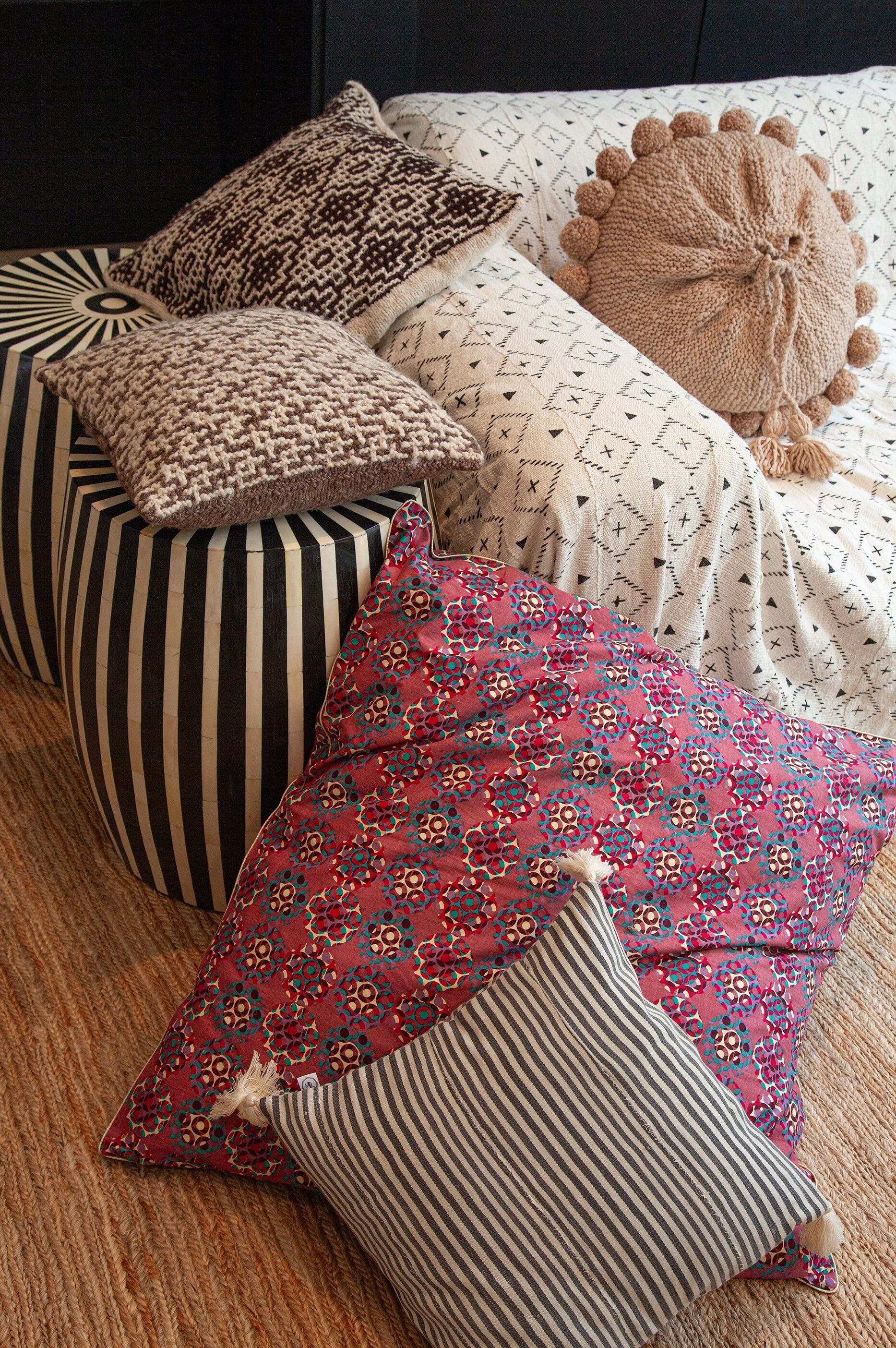 Housse de coussin éthnique XXL fait main- Wax multicolore et bordeau - DUNIA