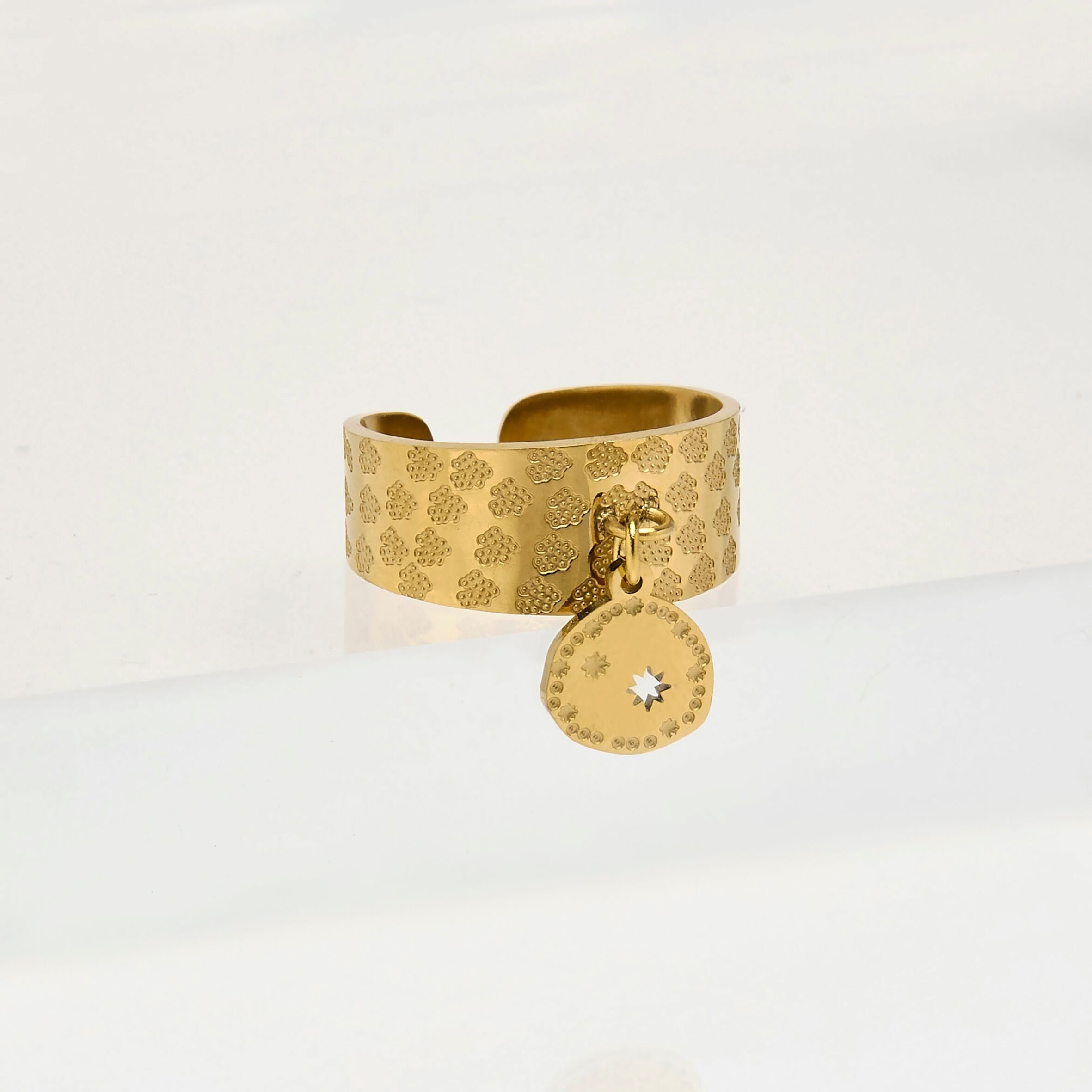 Hammered effect gold stainless steel ring, star charm, adjustable.