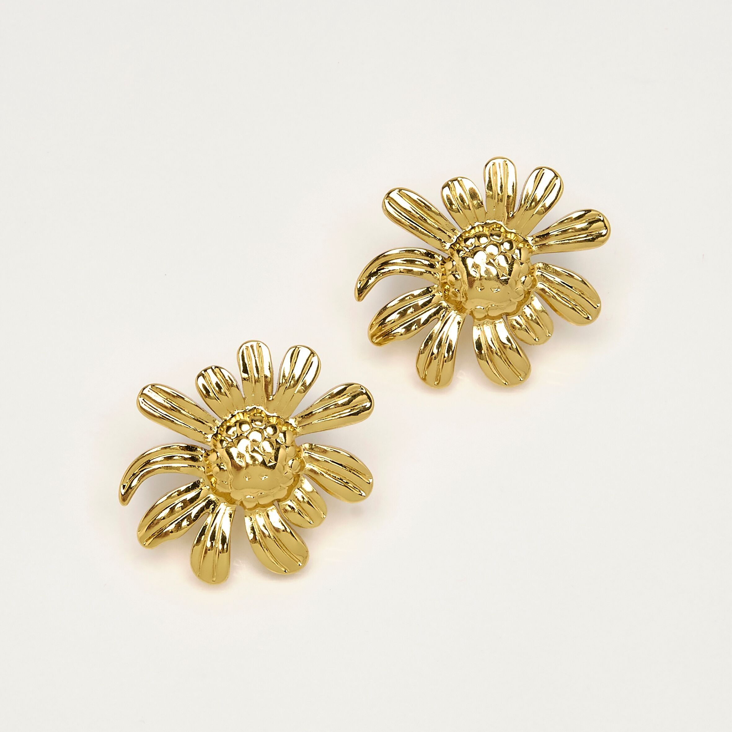 Ohrstecker aus goldenem Edelstahl, Gänseblümchen.