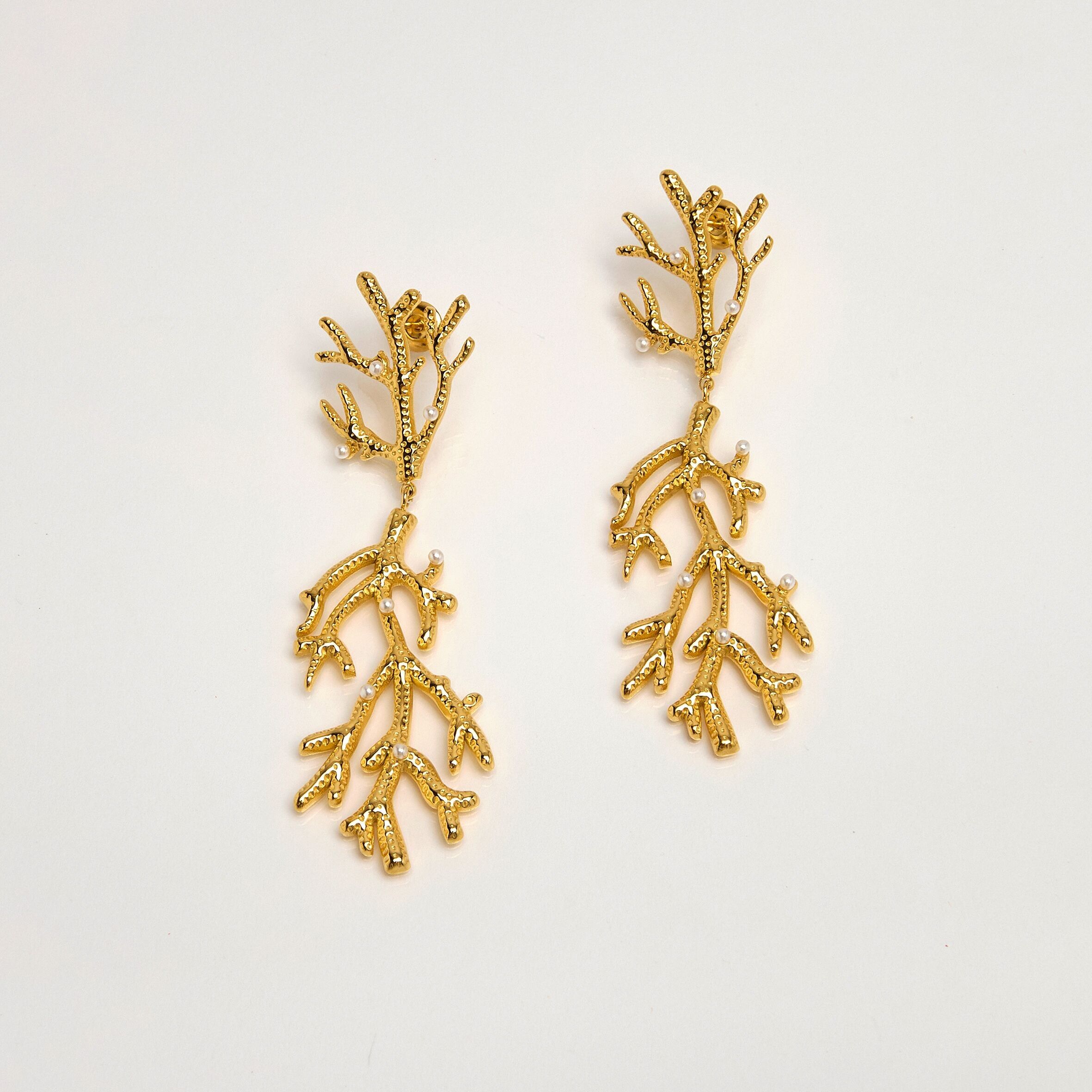 orecchini a bottone in acciaio inossidabile dorato, rami, con piccole perle bianche.