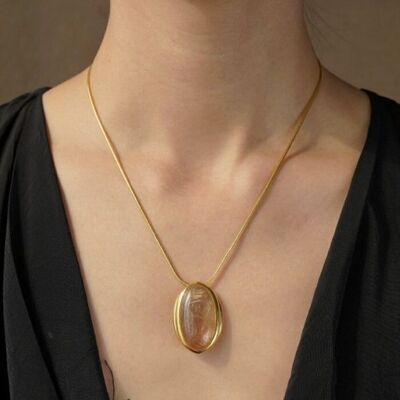 Collier à pendentif ovale en quartz rutilé doré minimaliste audacieux