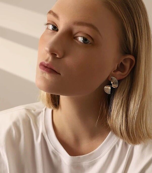 Orecchini a forma di ventaglio con design geometrico