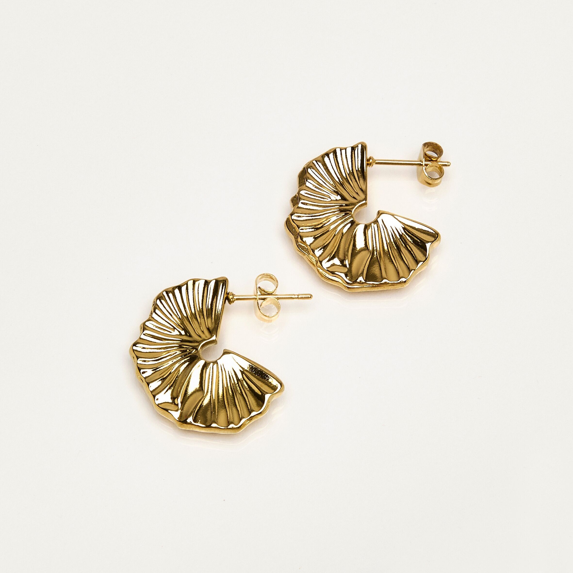 Halbkreolische Ohrringe aus goldfarbenem Edelstahl.