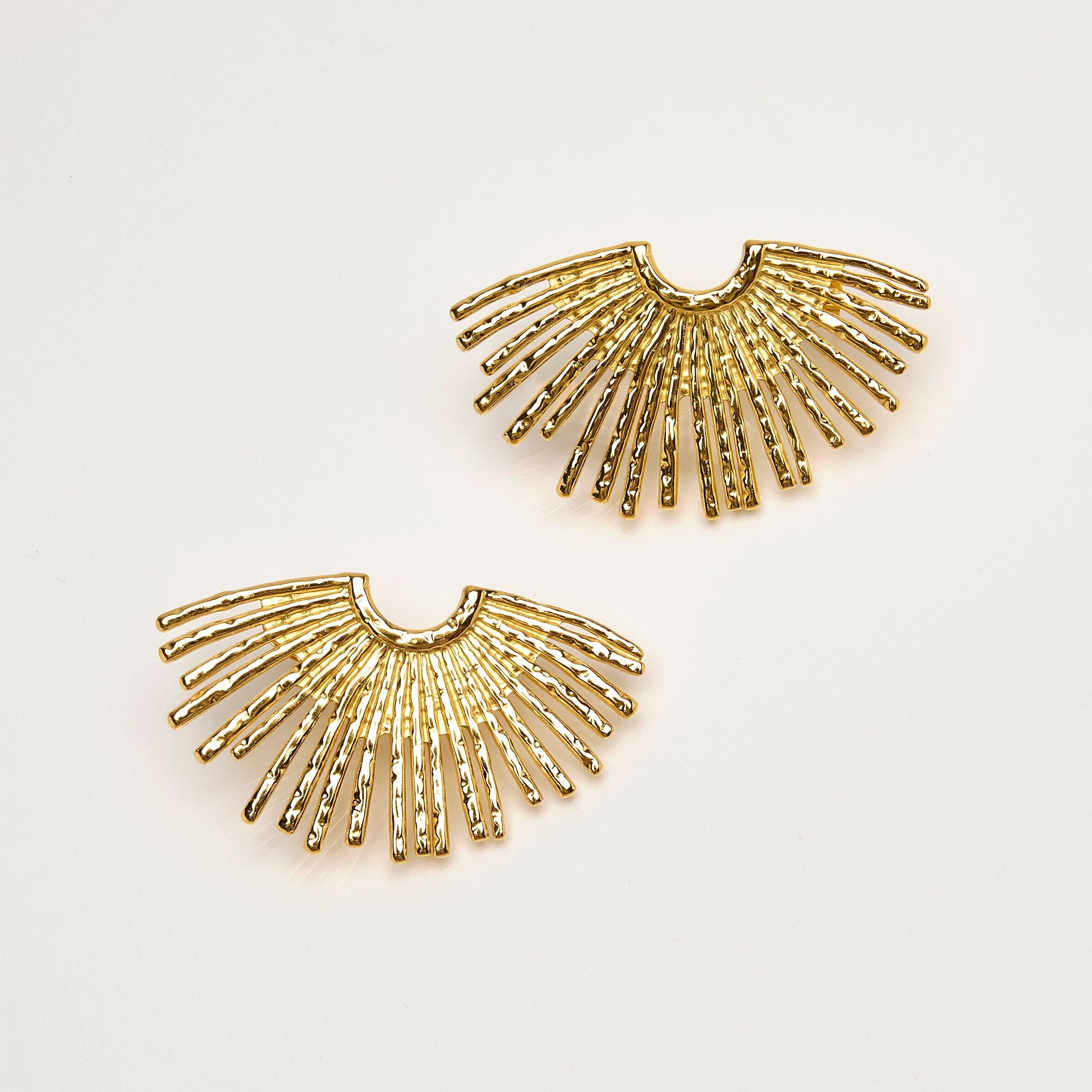 goldene, solare Ohrstecker aus Edelstahl.