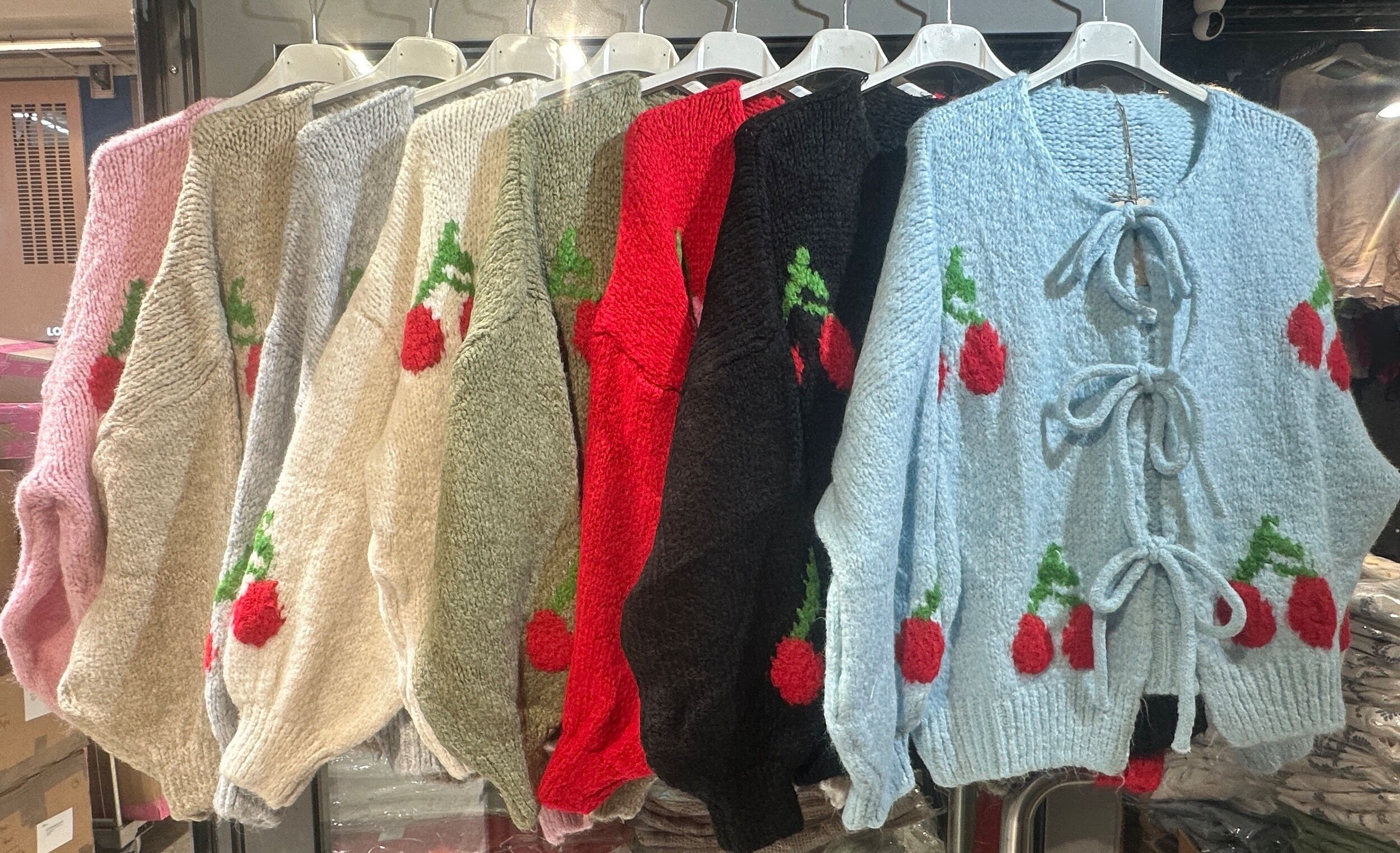 Gilet cardigan fantasia ciliegie con tre fiocchi RIF. 30751