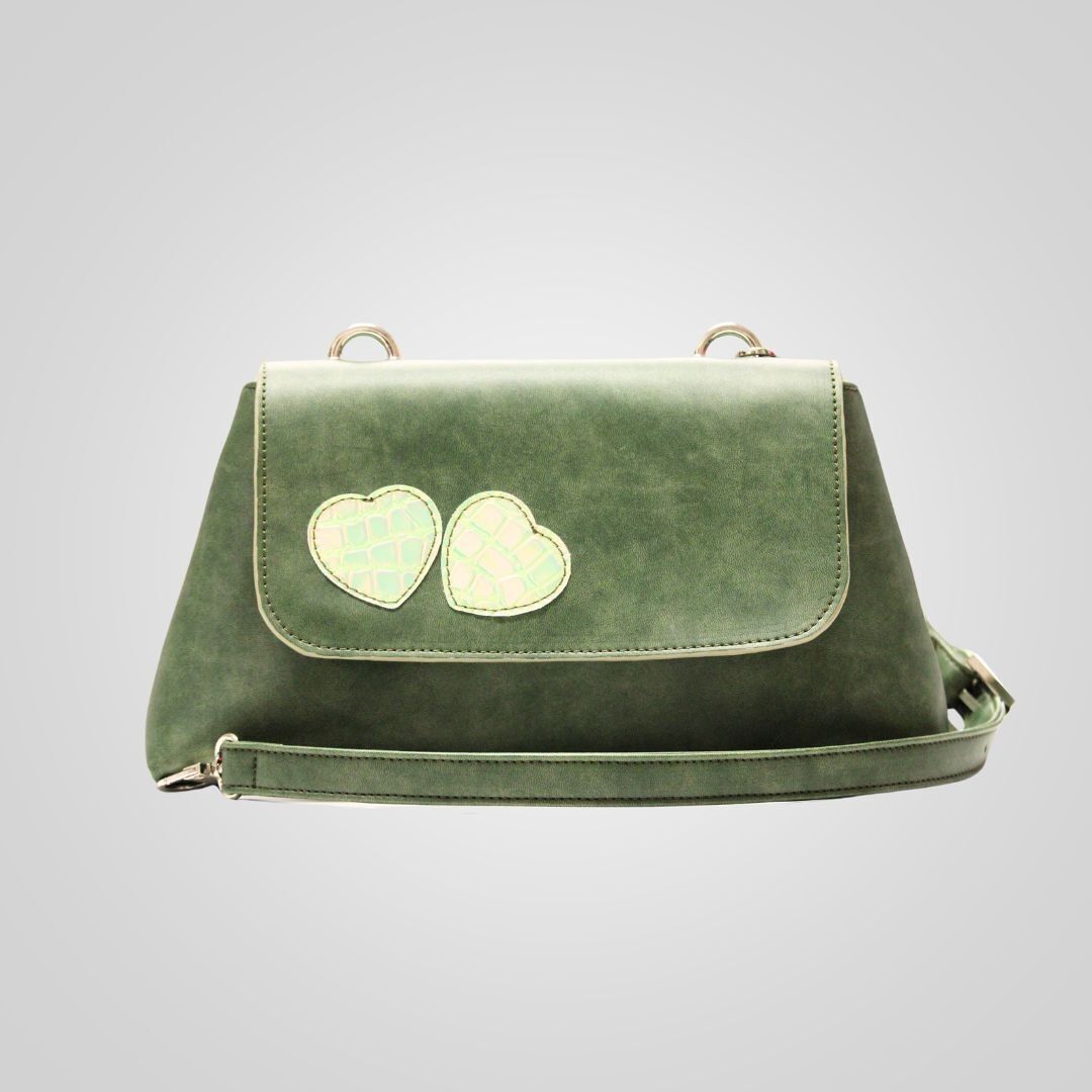 Borsa colore verde con cuori, chiusura a patella con tracolla a spalla Made in Italy
