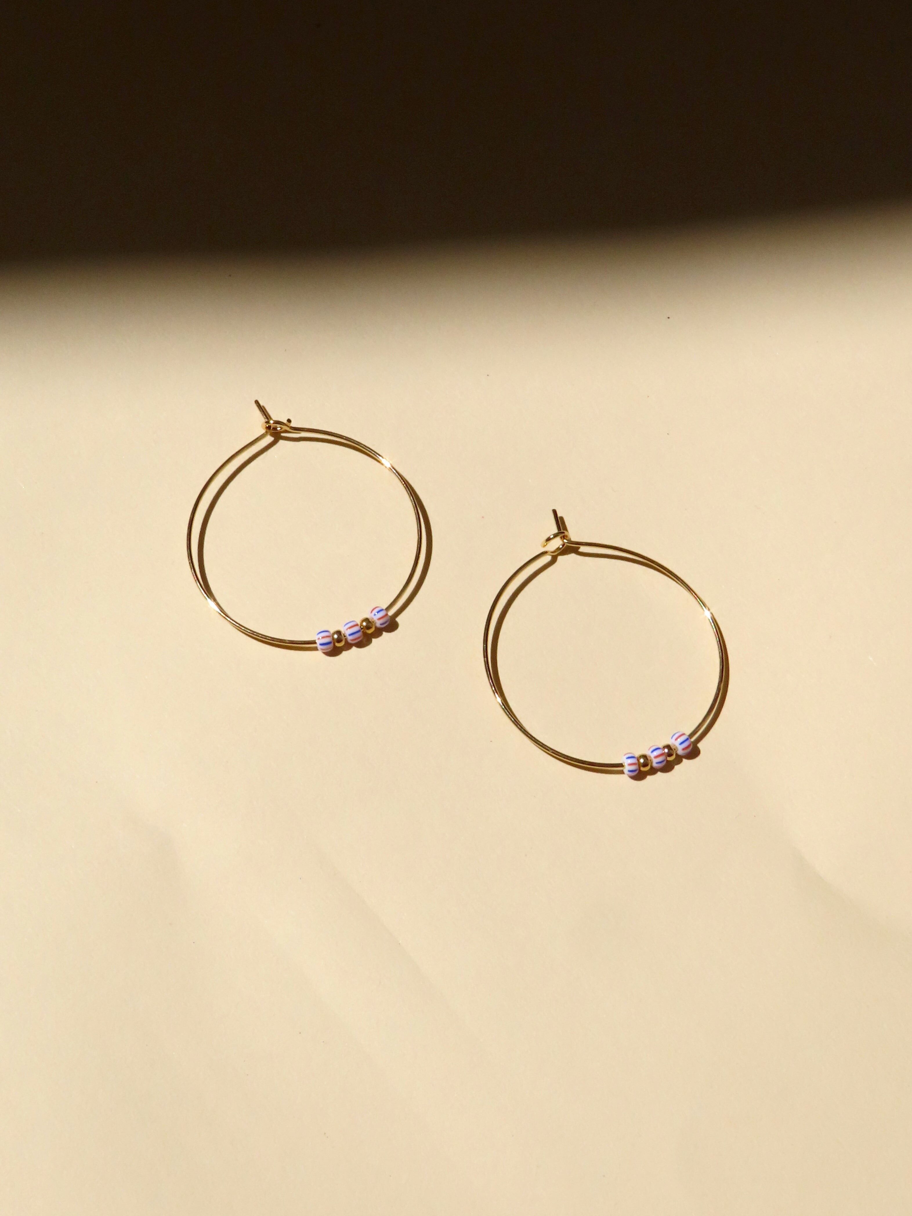 Cerchi in acciaio inossidabile con perline a strisce in blu e rosso