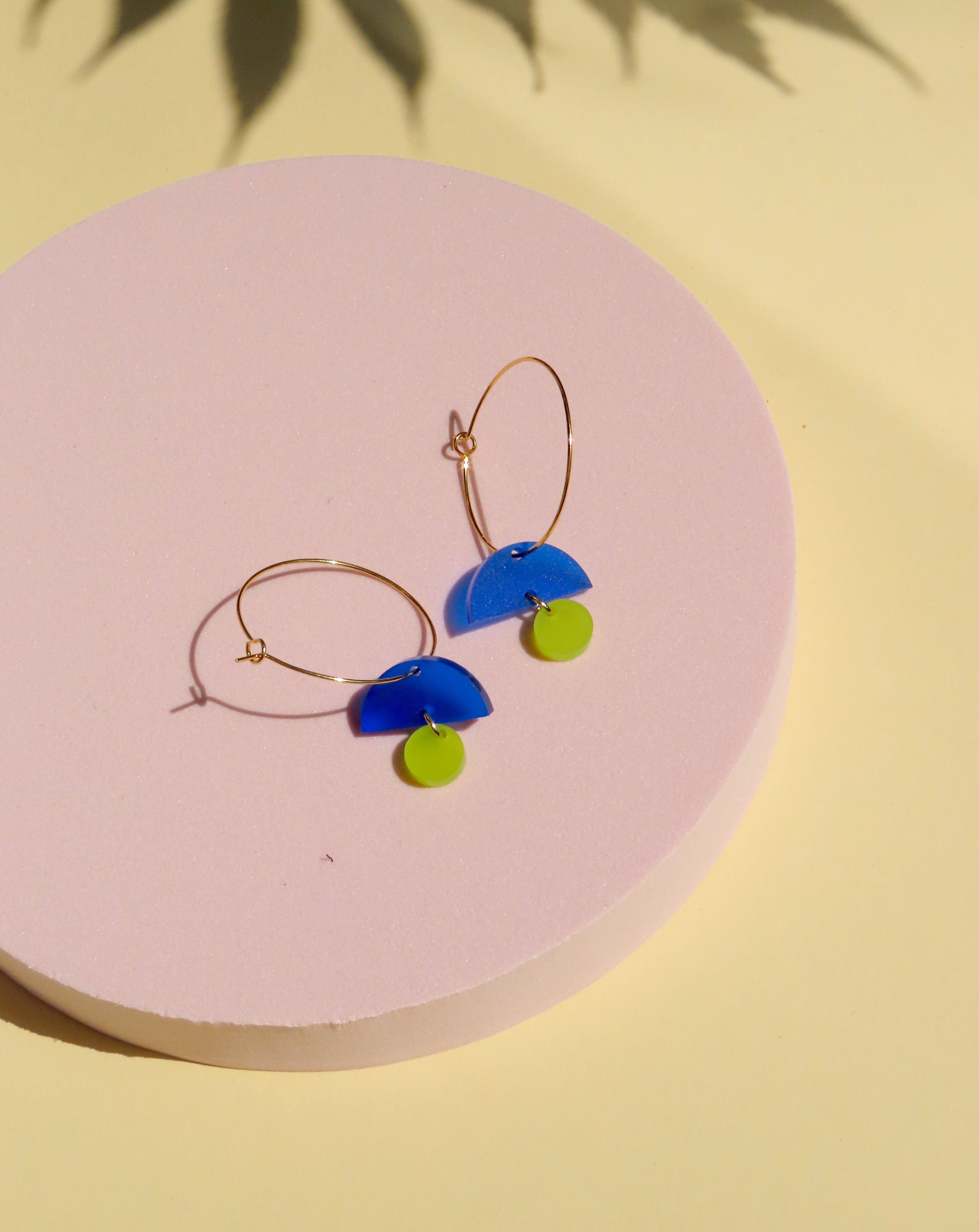 Cerchi in acciaio inox con forme geometriche blu/lime