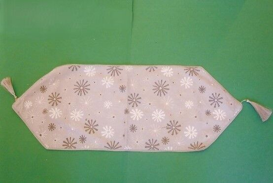 Silberfarbener Tischläufer mit Schneeflocken, Maße 33 x 90 cm.KK-413