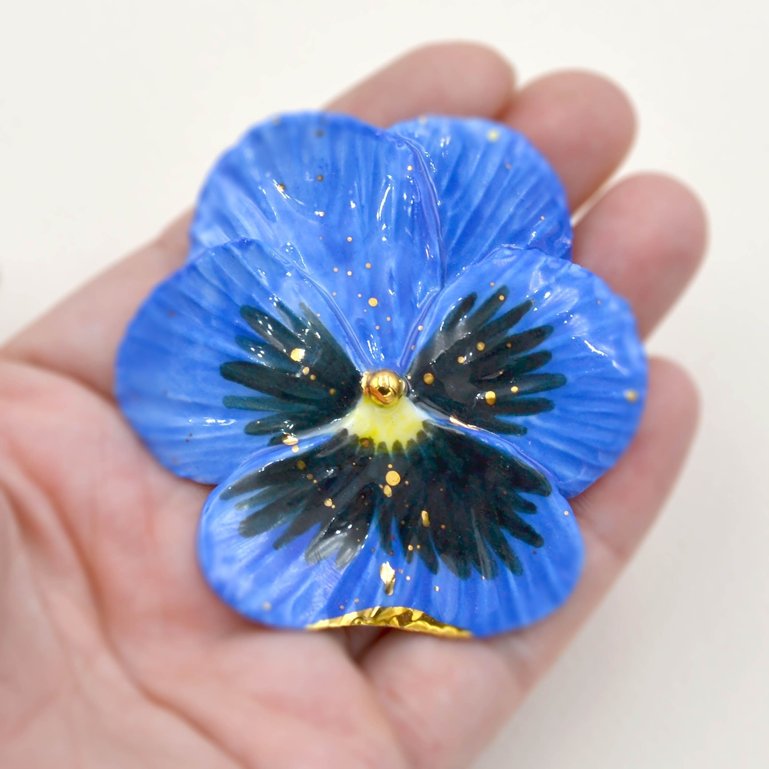 Spilla in porcellana blu viola del pensiero