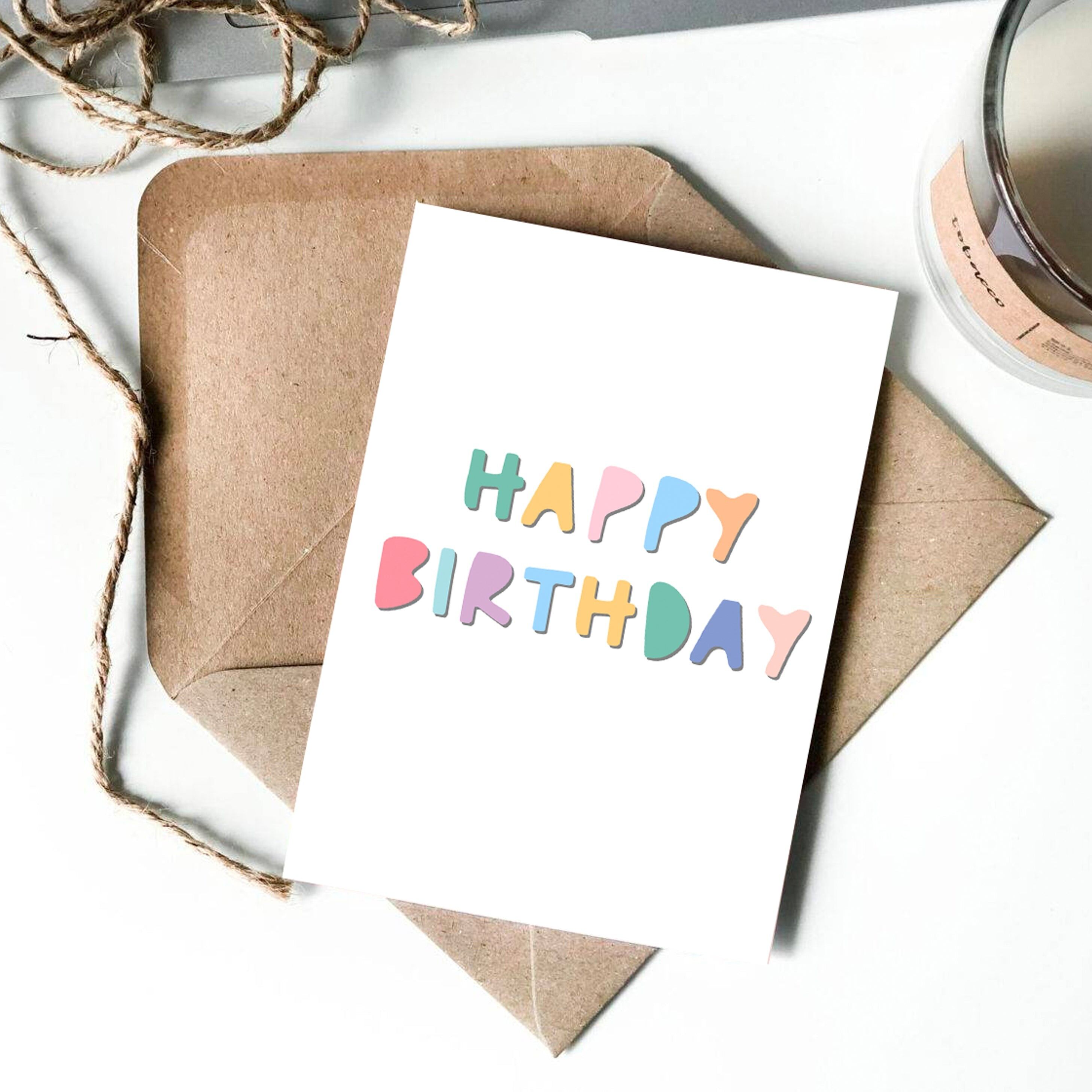 Scheda giocosa variopinta luminosa di buon compleanno