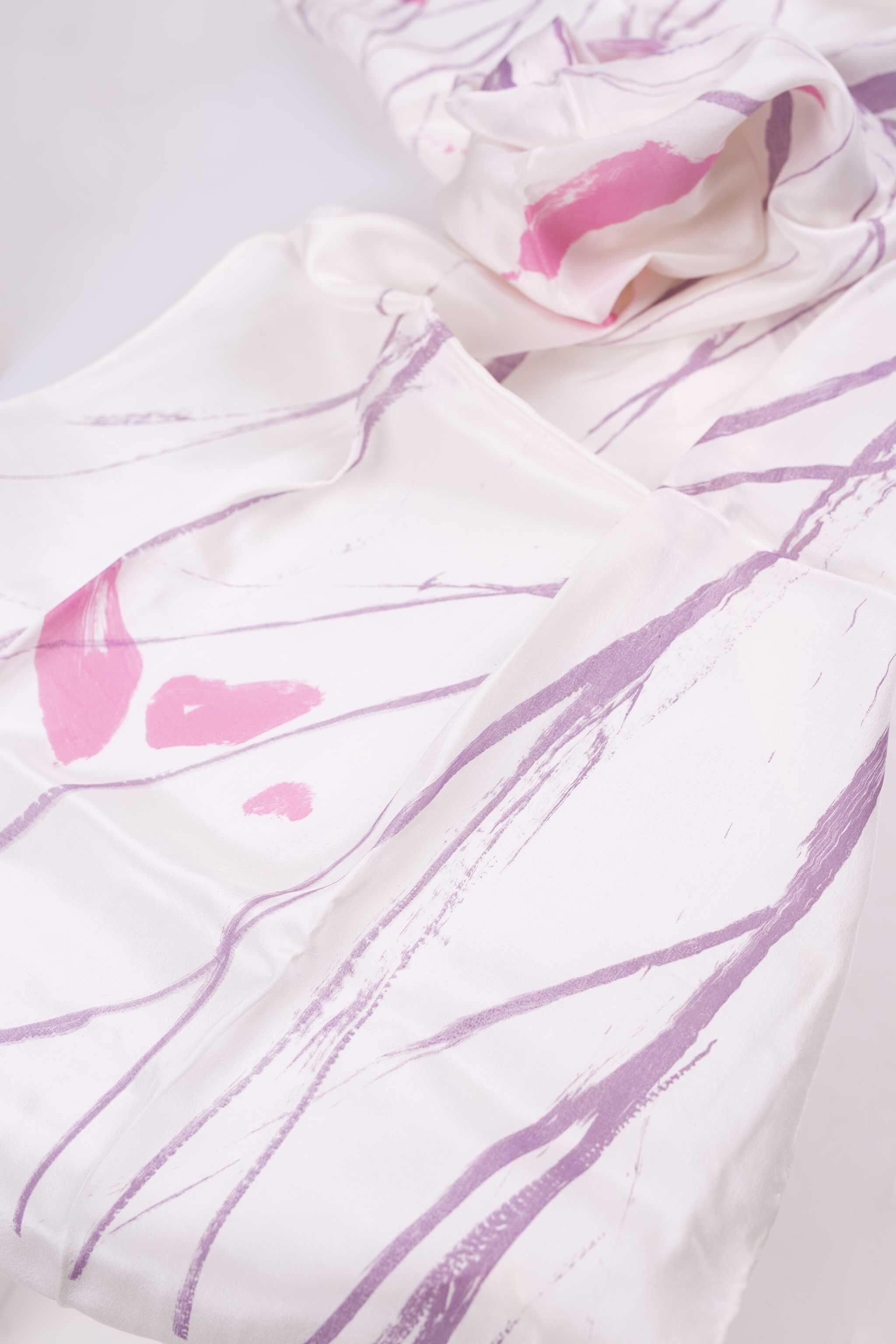 Sciarpa stampata serigrafata in crêpe di seta naturale