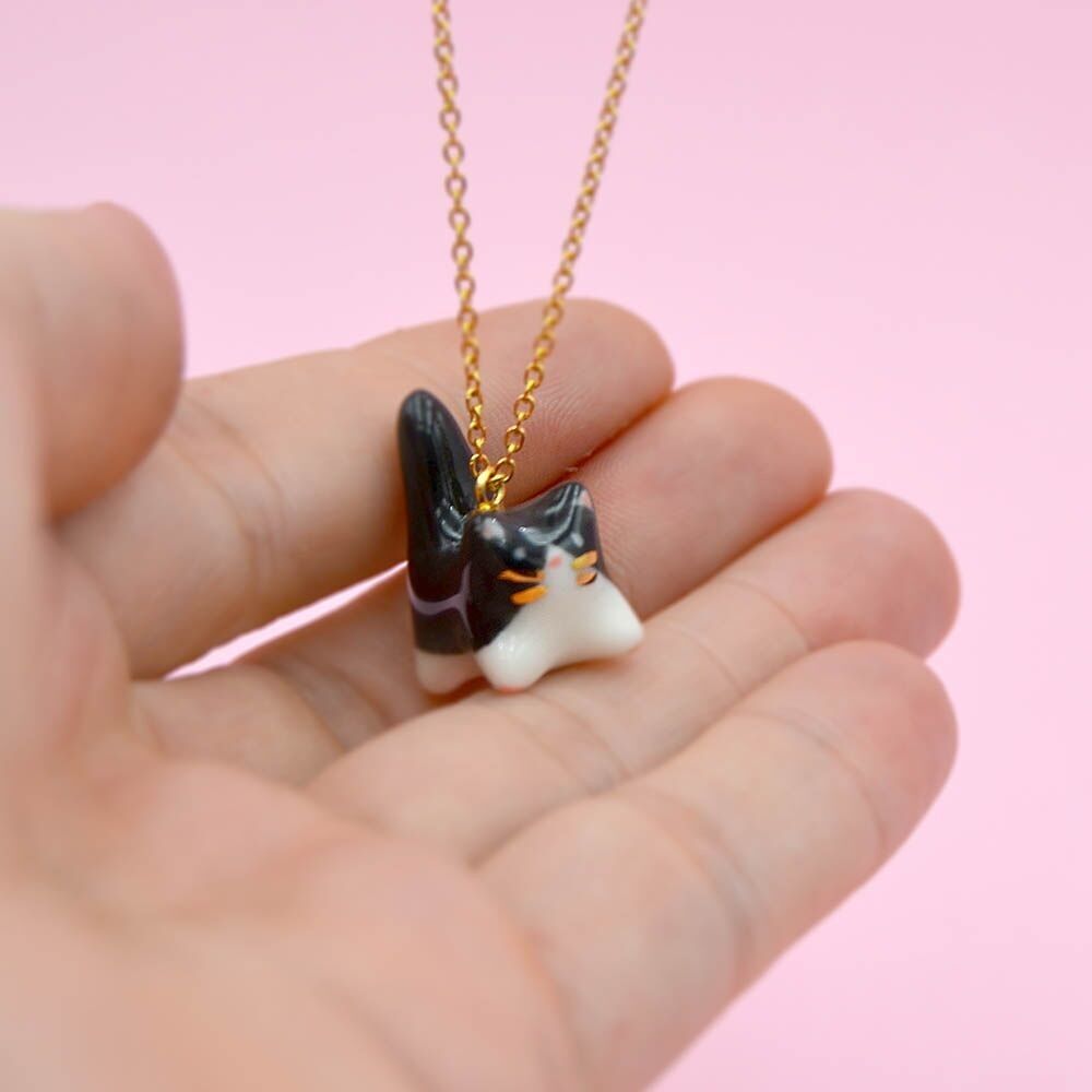 Ciondolo in porcellana "Little Cat" in stile Tuxedo