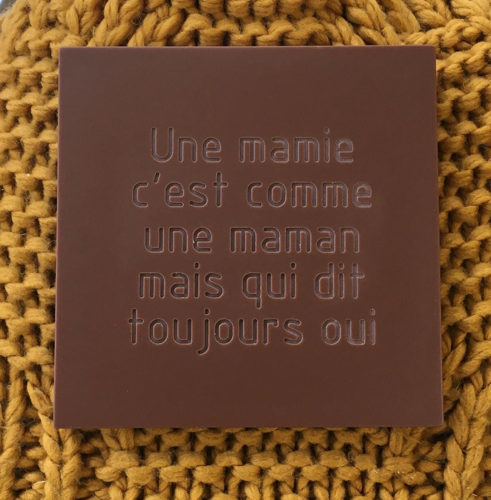 Kaukarten | Gravierte Schokolade GROSSMUTTERTAG GRANDMA MAMY wie eine Mutter | Milch- oder dunkle Schokoladentafel | Personalisierte Schokolade ohne Farbstoffe | Geschenkkarte