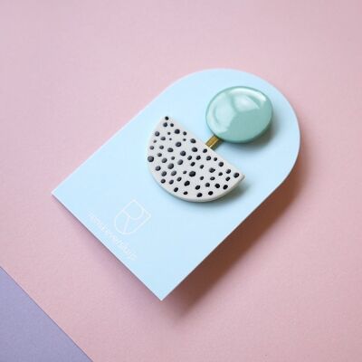 porcelain brooch Sosttass 2