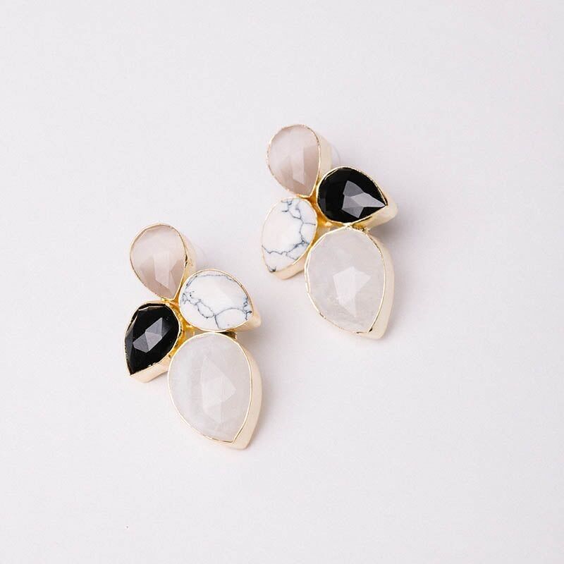 Orecchini Ed Lily. Howlite bianca, nera e pietra di luna limitate