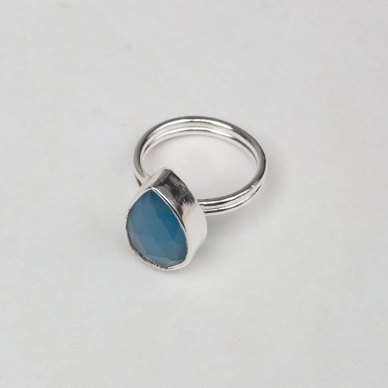 Caveto-Ring aus poliertem Silber und blauem Chalcedon