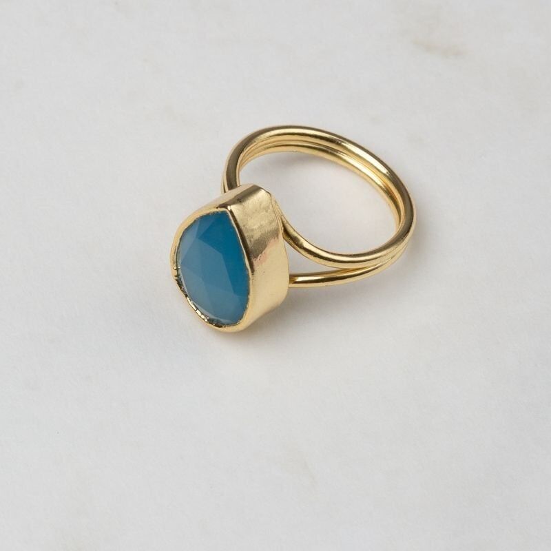 Caveto-Ring aus poliertem blauem Chalcedon