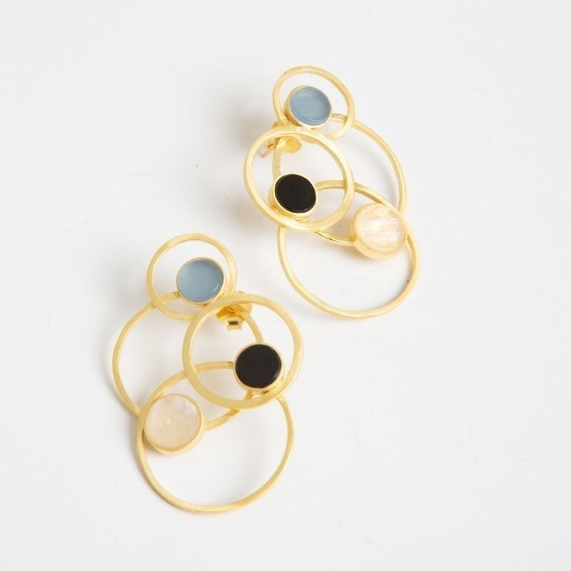 Orecchini Ed interstellari. Blu grigiastro, nero e pietra di luna limitati