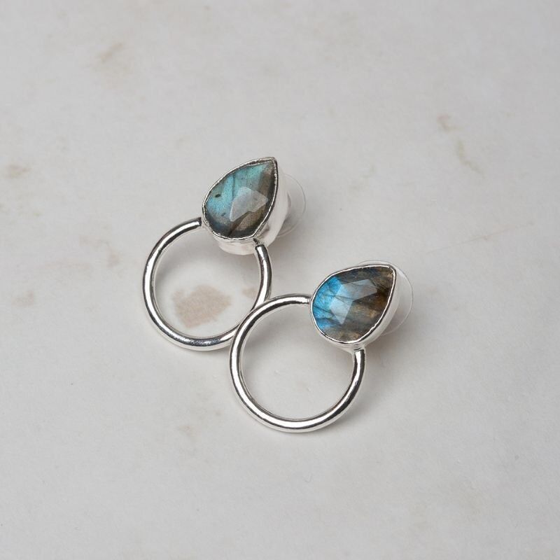 Mini-Diwa-Ed-Ohrringe. Limitierter Labradorit aus poliertem Silber