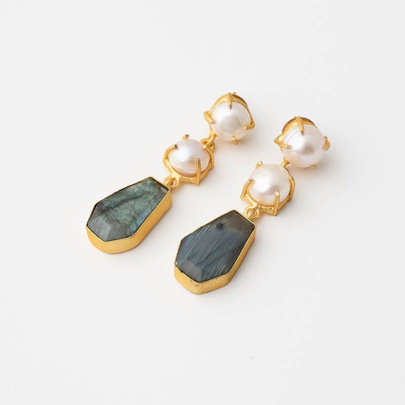 Orecchini Cony poligonali. Labradorite e perle limitate