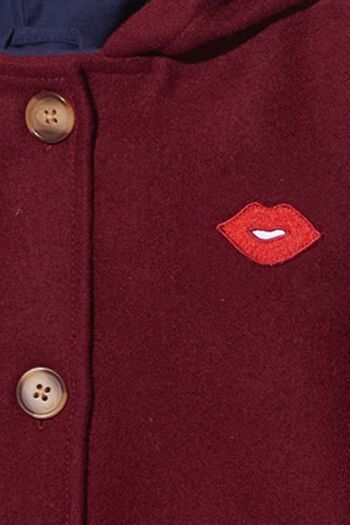 manteau lilly aux couleurs bordeaux avec une bouche embrassable 2