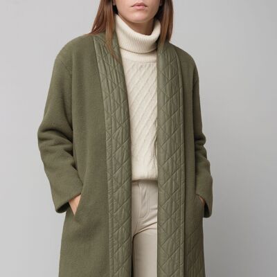 Manteau épais haut de gamme avec revers superposés et détails matelassés